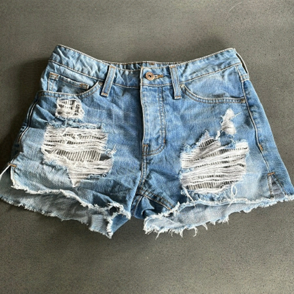 Mango distressed buttons fly jeans short